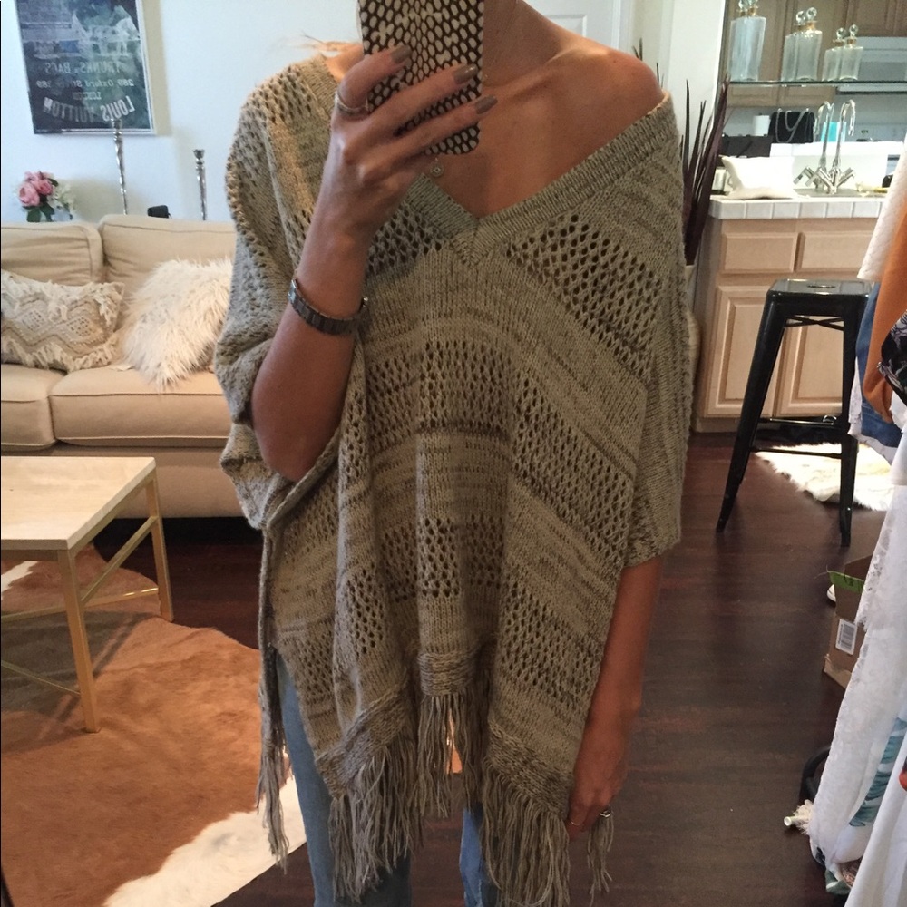 Cozy Knit Fringe Sweater - Gray